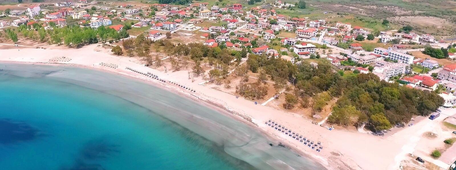 Η αμμώδης παραλία της Αμμουδιάς στην Πρέβεζα, με ρηχά νερά και ηλιοβασίλεμα