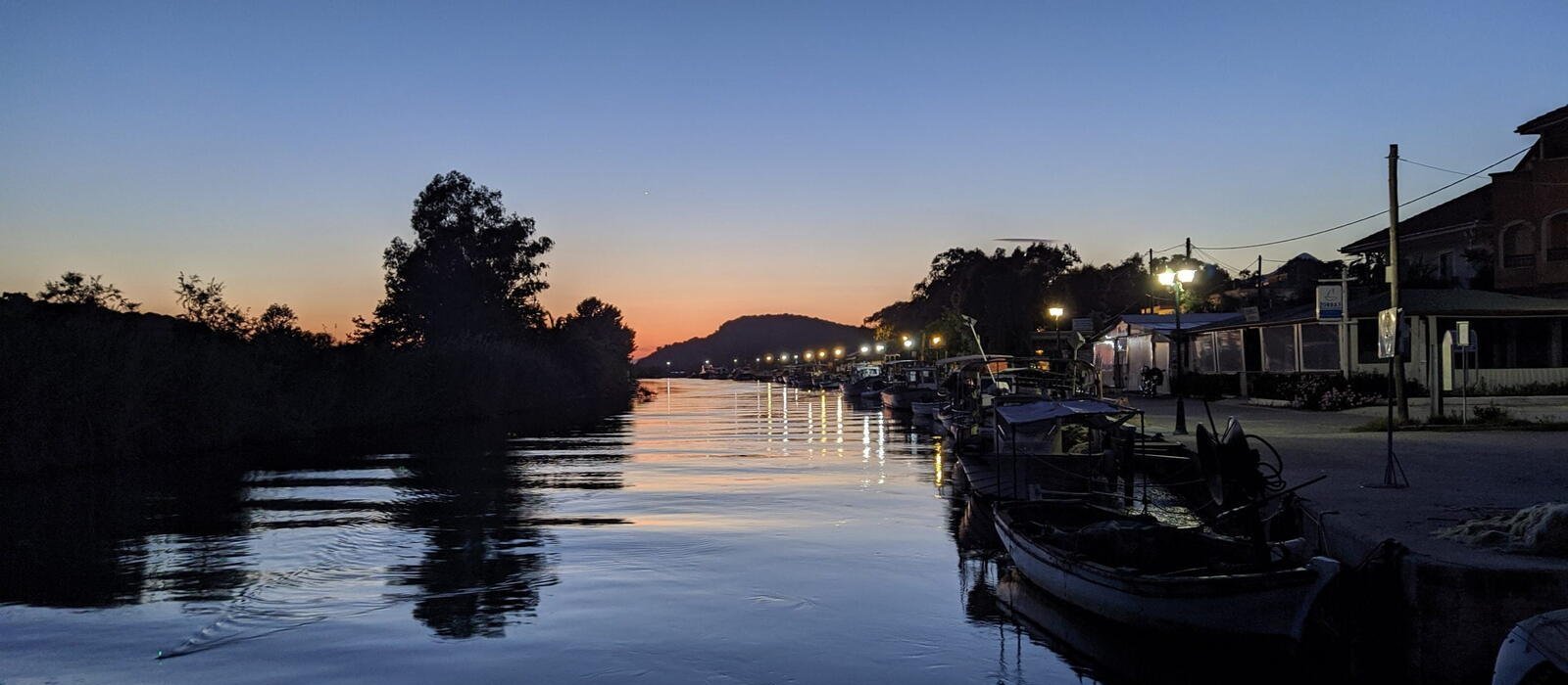 Βαρκάδα στον ποταμό Αχέροντα, με ψαρόβαρκες στις εκβολές στην Αμμουδιά — φωτογραφία 1
