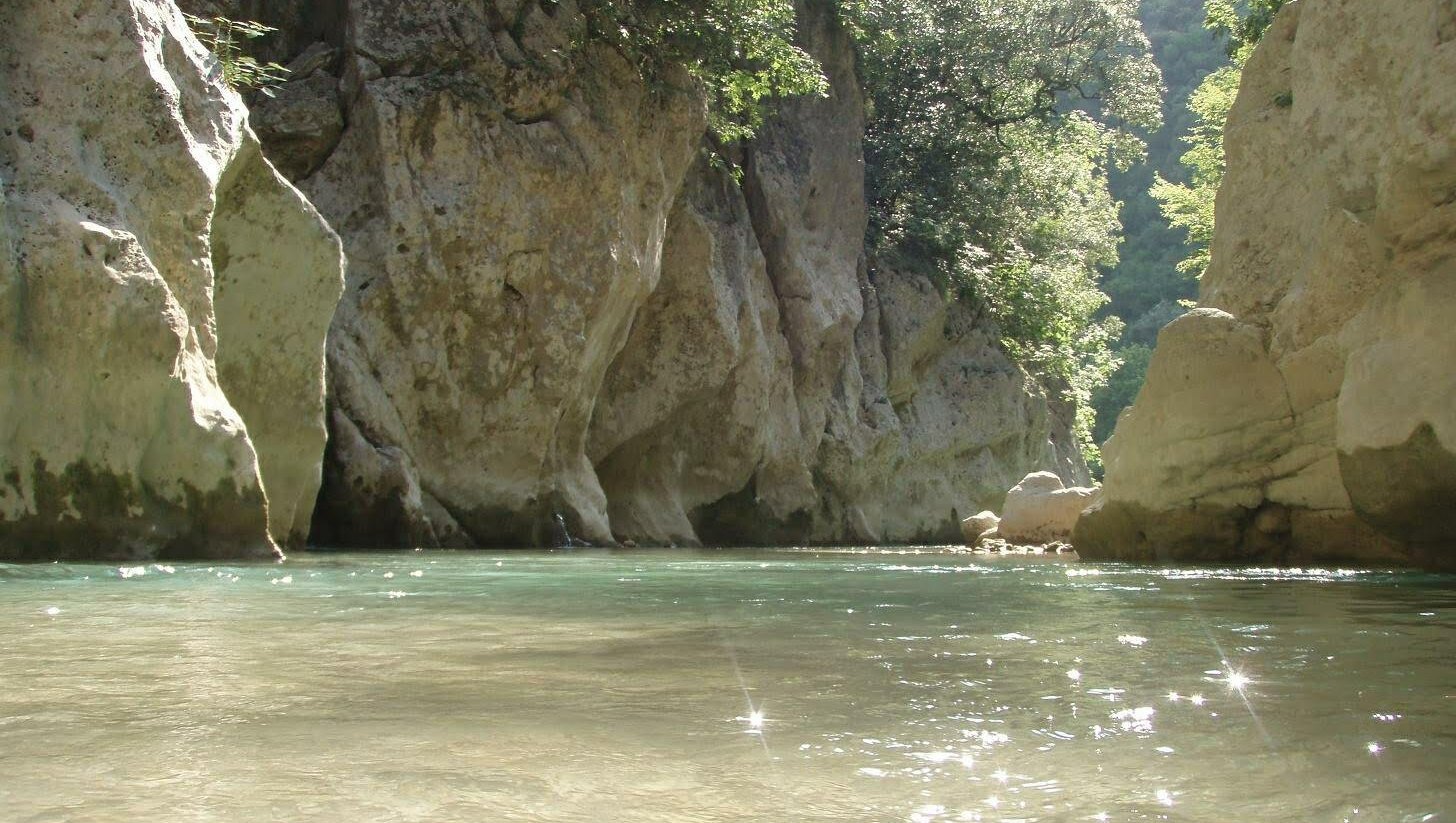 Τα παγωμένα νερά στις πηγές του Αχέροντα, στο χωριό Γλυκή