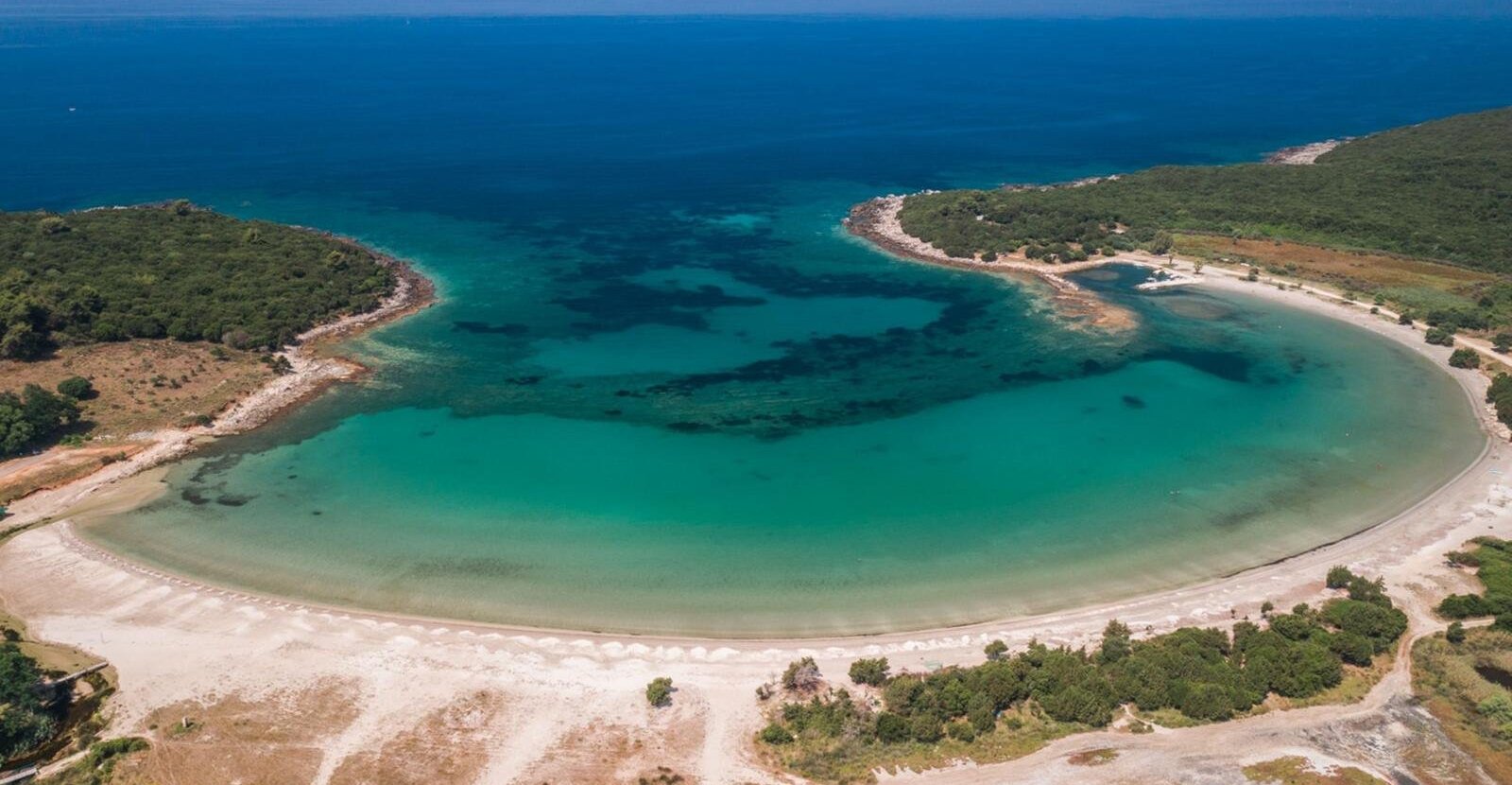 Παραλία με καθαρά νερά και ψιλή άμμο κοντά στην Αμμουδιά Πρέβεζας