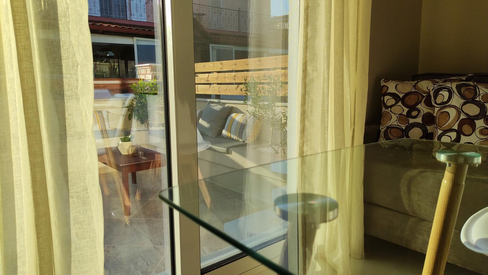 Cozy apartment with yard — φωτογραφία 5