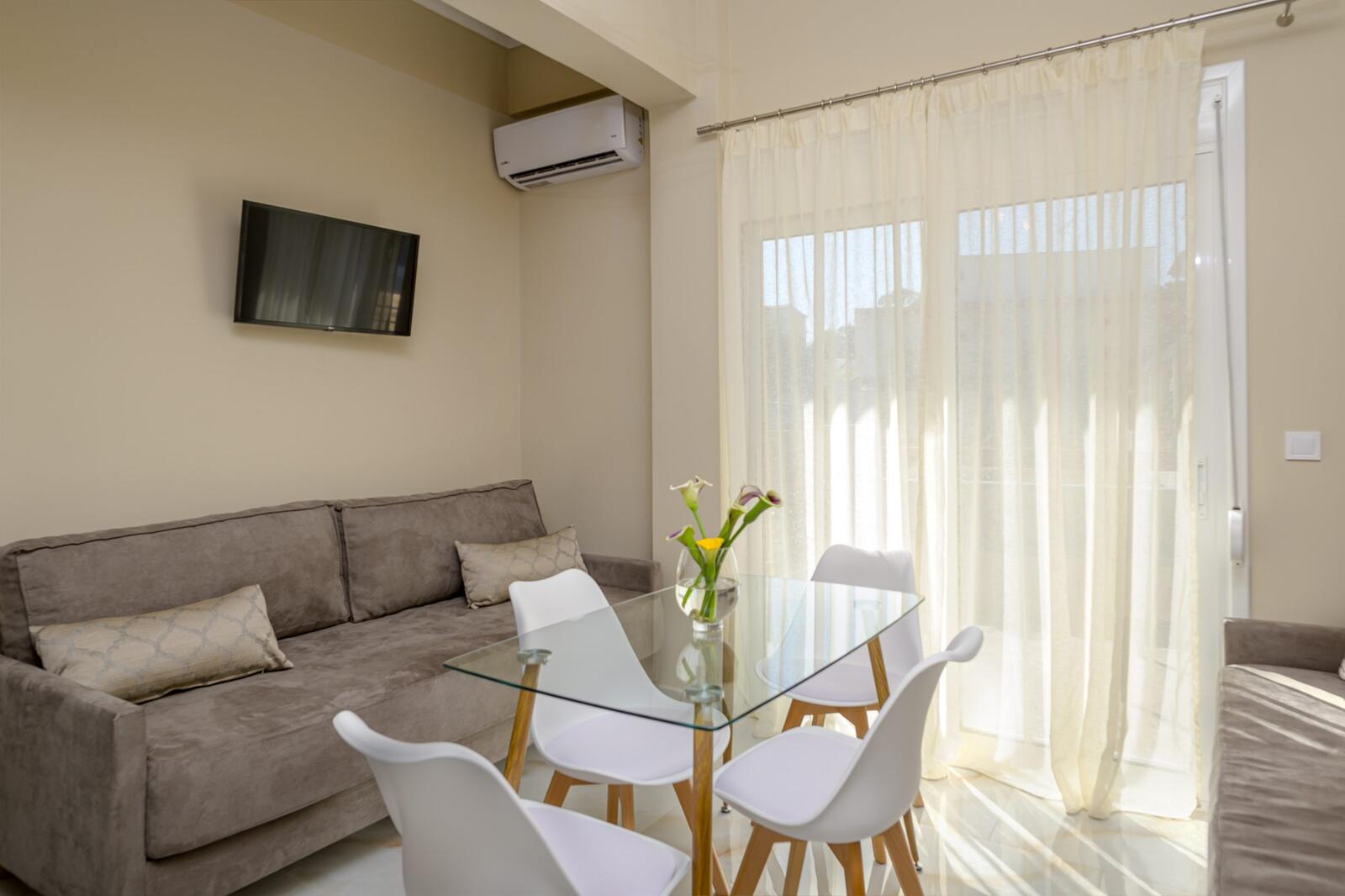 Cozy apartment with yard — φωτογραφία 8